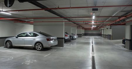 Miejsce w garażu kosztuje tyle, co używane auto. Absurdalne ceny na polskich osiedlach
