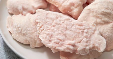 Ile można trzymać filet z kurczaka w zamrażarce? O błąd naprawdę nietrudno
