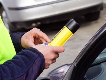 Trzebinia: Pijana 30-latka za kierownicą renaulta. Obok niej dwuletni synek, który podróżował bez fotelika