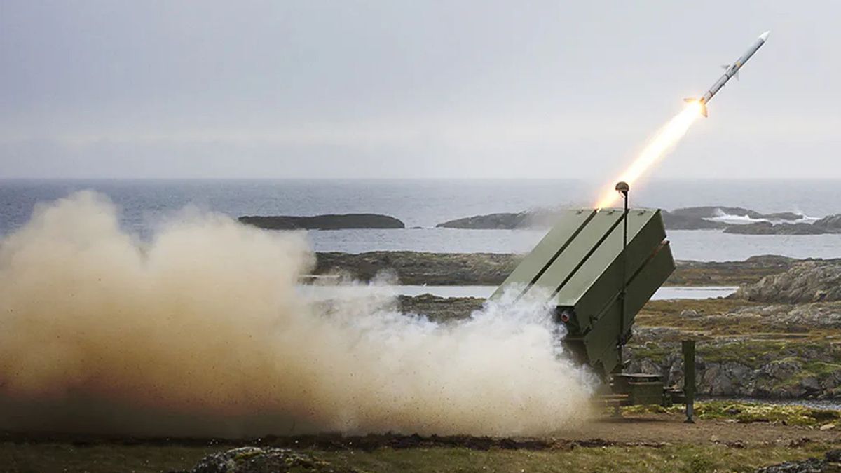 Odpalenie pocisku AIM-120 AMRAAM z wyrzutni NASAMS