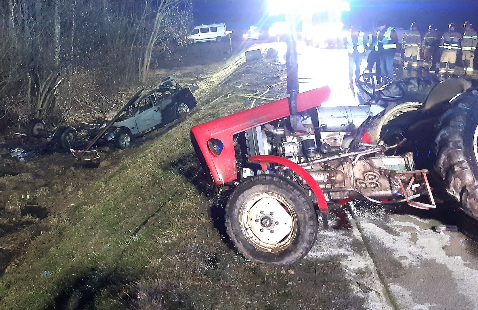 BMW zderzyło się z ciągnikiem. Nie żyje maturzysta. Szkoła w żałobie