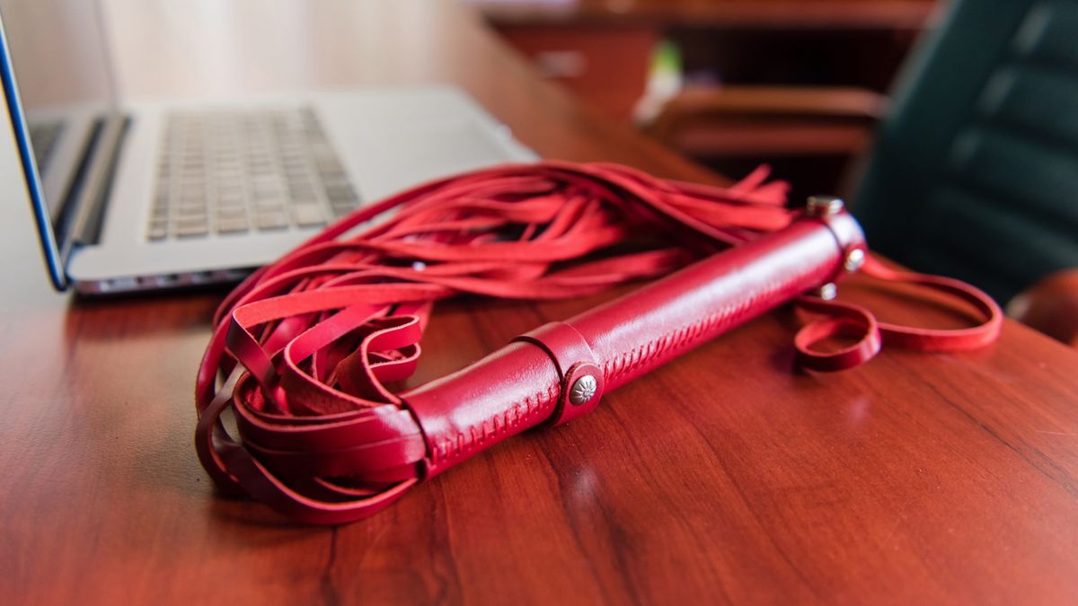 Erotyczne klapsy można wymierzać różnymi gadżetami erotycznymi