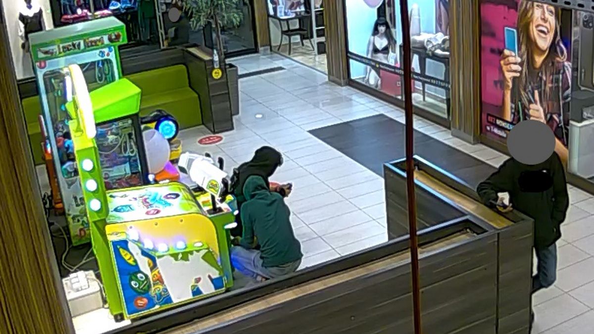 Gang nieletnich usiłował okraść automat do gier w jednej z galerii na terenie Nowego Targu.