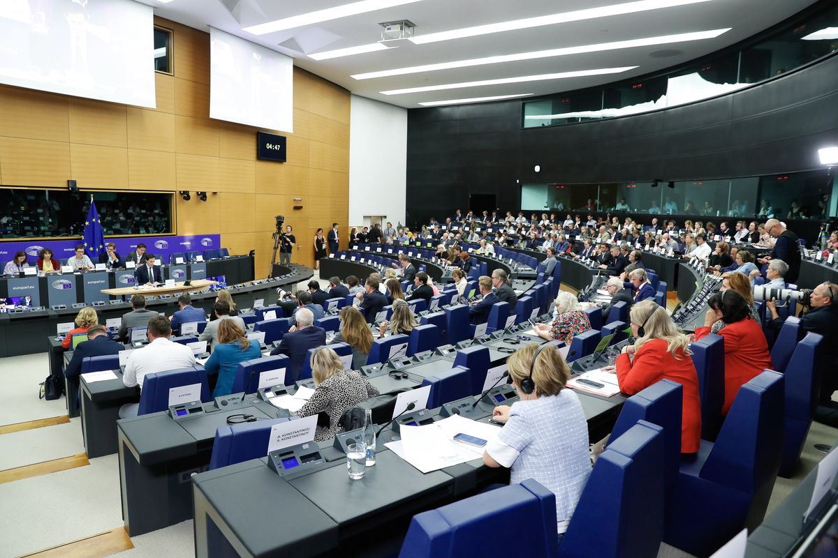 Debata w Parlamencie Europejskim. Tematem pakt migracyjny