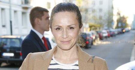 Monika Mrozowska pozuje z mamą. Aktorka spędza wakacje w rodzinnym domu