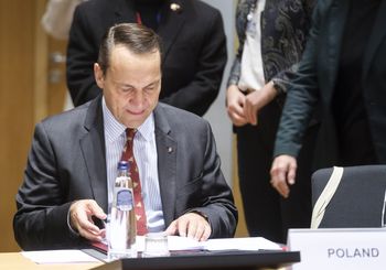 "To jest ten moment". Sikorski zaapelował do Nawrockiego