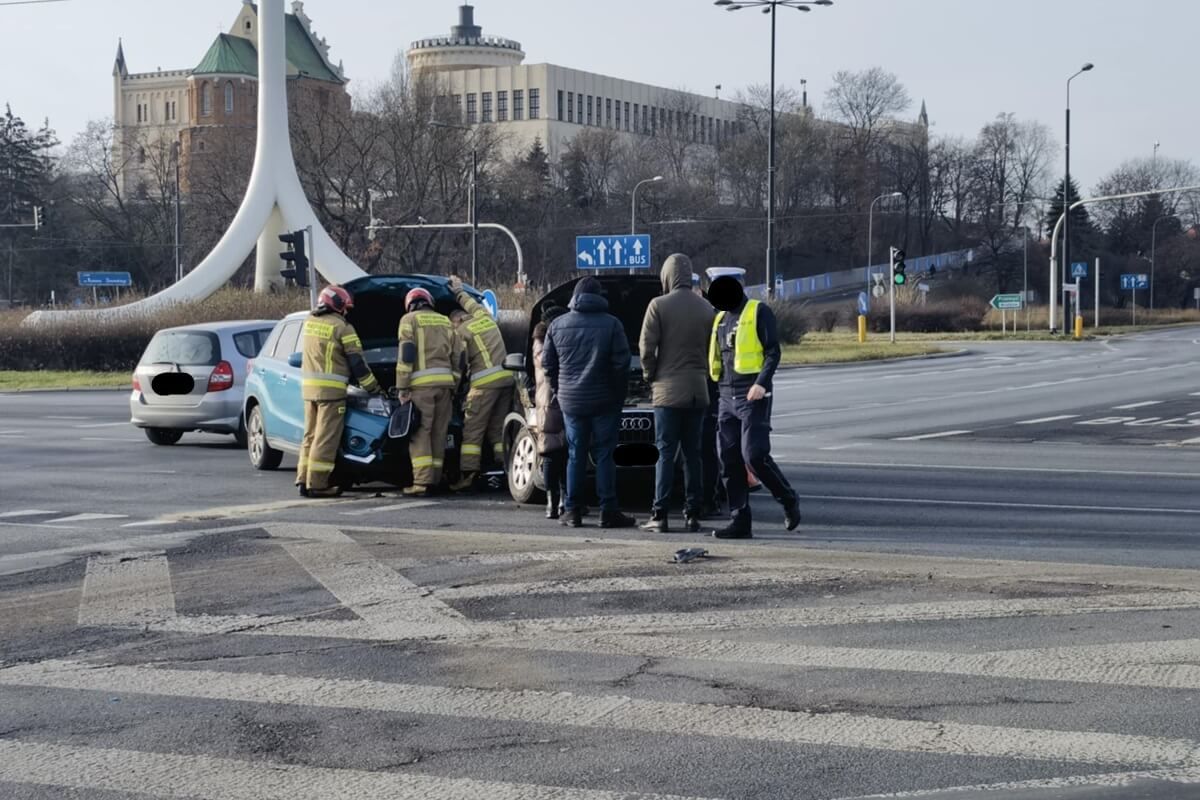 Zderzenie audi z suzuki na rondzie Dmowskiego w Lublinie