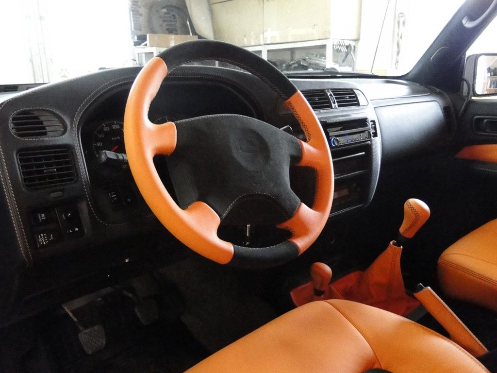 Na kierownicy nie mogło zabraknąć pomarańczowego akcentu.