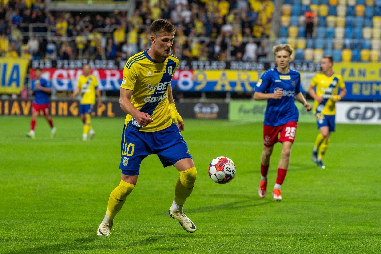 Karol Czubak w barwach Arki Gdynia zaliczył łącznie 130 meczów, w których zdobył 66 bramek i miał 16 asyst 