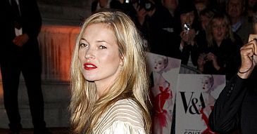 Courtney Love zniszczyła suknię Kate Moss! (zdjęcia)