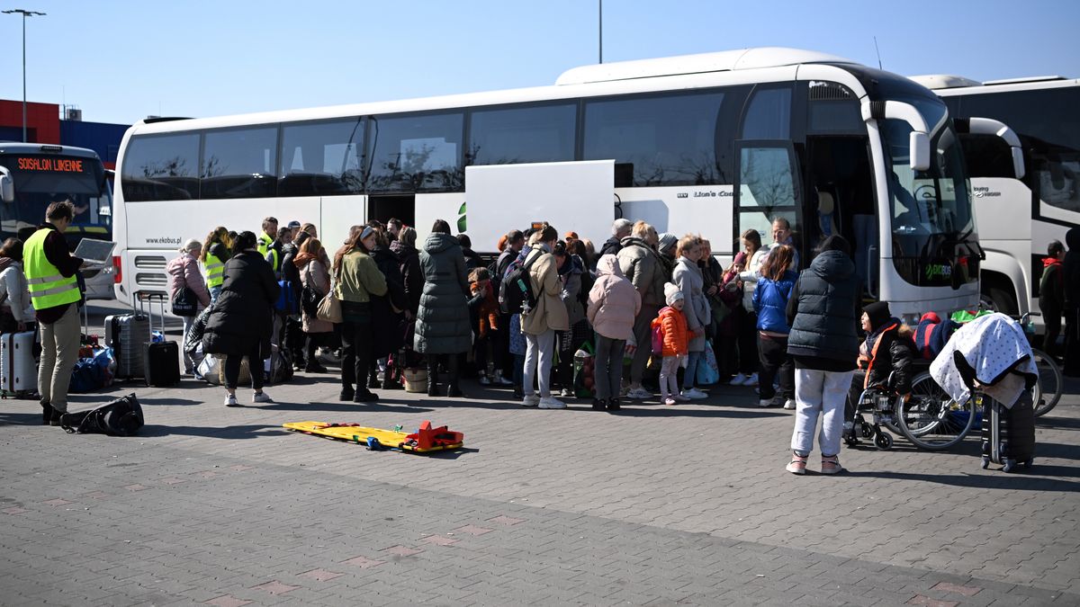  Przemyśl, 24.03.2022. Uchodźcy z Ukrainy w Centrum Pomocy Humanitarnej w Przemyślu, 24 bm. Miesiąc po rozpoczęciu rosyjskiej inwazji na Ukrainę w Przemyślu jest dużo mniej uchodźców niż w ostatnich tygodniach. (dd/jm) PAP/Darek Delmanowicz