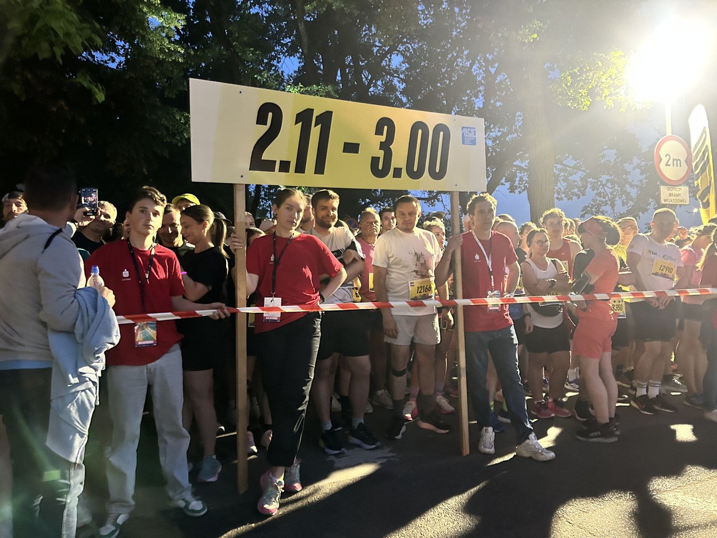 Dla wielu debiutantów ten półmaraton był nie tylko sportowym wyzwaniem, ale też osobistą próbą charakteru. Choć tempo bywało nierówne, a kryzysy łapały znienacka, każdy kilometr był małym zwycięstwem. Nie tylko z samym sobą, ale w kilku przypadkach z... sylwestrowym zakładem.