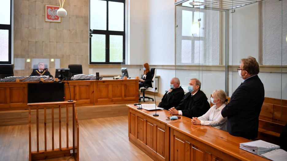 Chojnice, 20.10.2021. Oskarżeni Barbara Bonna (2P) i Jerzy Krukowski (P) oraz adwokaci Krzysztof Kanty (4P) i Tomasz Kopoczyński (3P) na sali Sądu Rejonowego w Chojnicach, 20 bm. Dyrekcja chojnickiego hospicjum została oskarżona o niedopełnienie obowiązków w zakresie zapewnienia bezpieczeństwa przeciwpożarowego, w wyniku czego w pożarze śmierć poniosło czworo pensjonariuszy. (amb) PAP/Adam Warżawa *** UWAGA!!! JEST ZGODA NA PUBLIKACJĘ WIZERUNKU I DANYCH OSOBOWYCH OSKARŻONYCH! ***