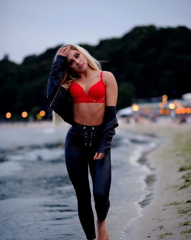 Julia "Love Island"