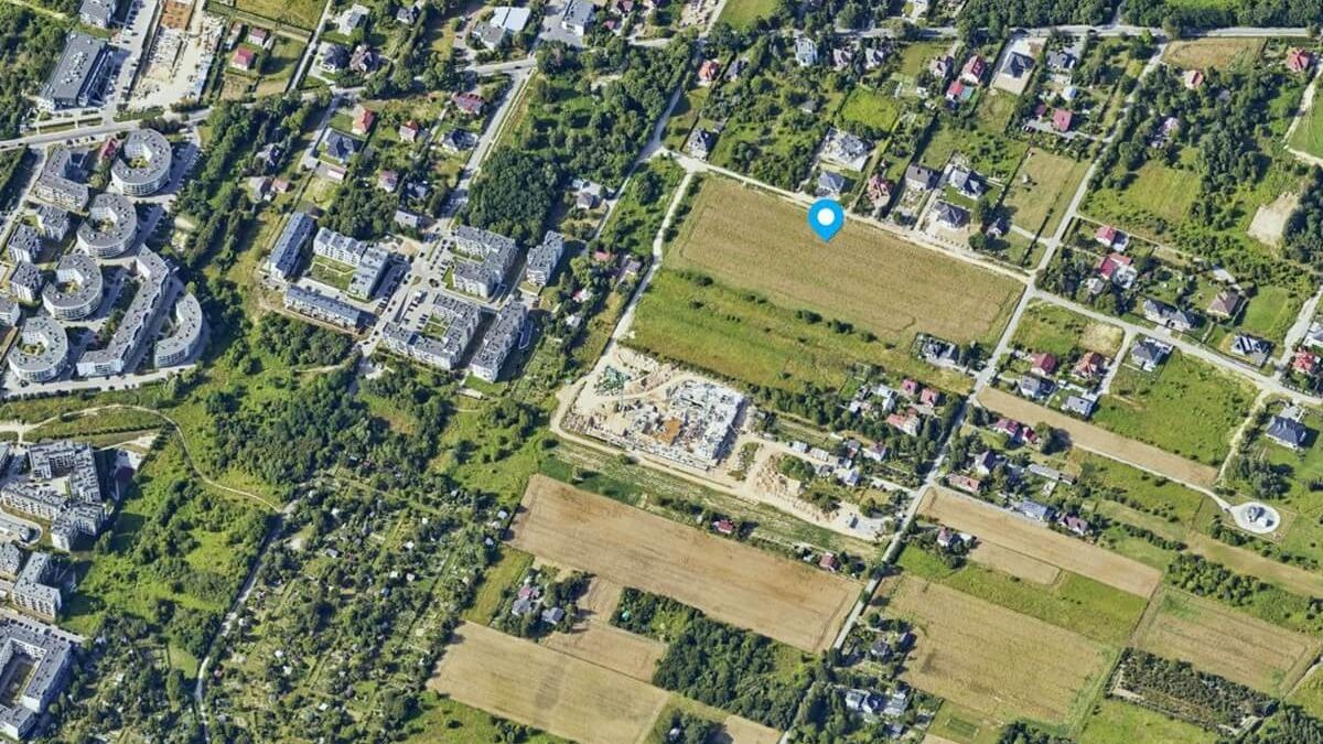 Działka przy ul. Majerankowej, na której ma powstać szkoła z przedszkolem i żłobkiem