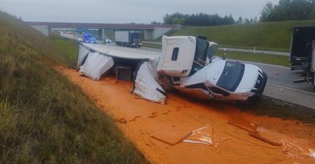 20 ton sosu pomidorowego rozlało się przy A1. TIR zmiażdżył busa