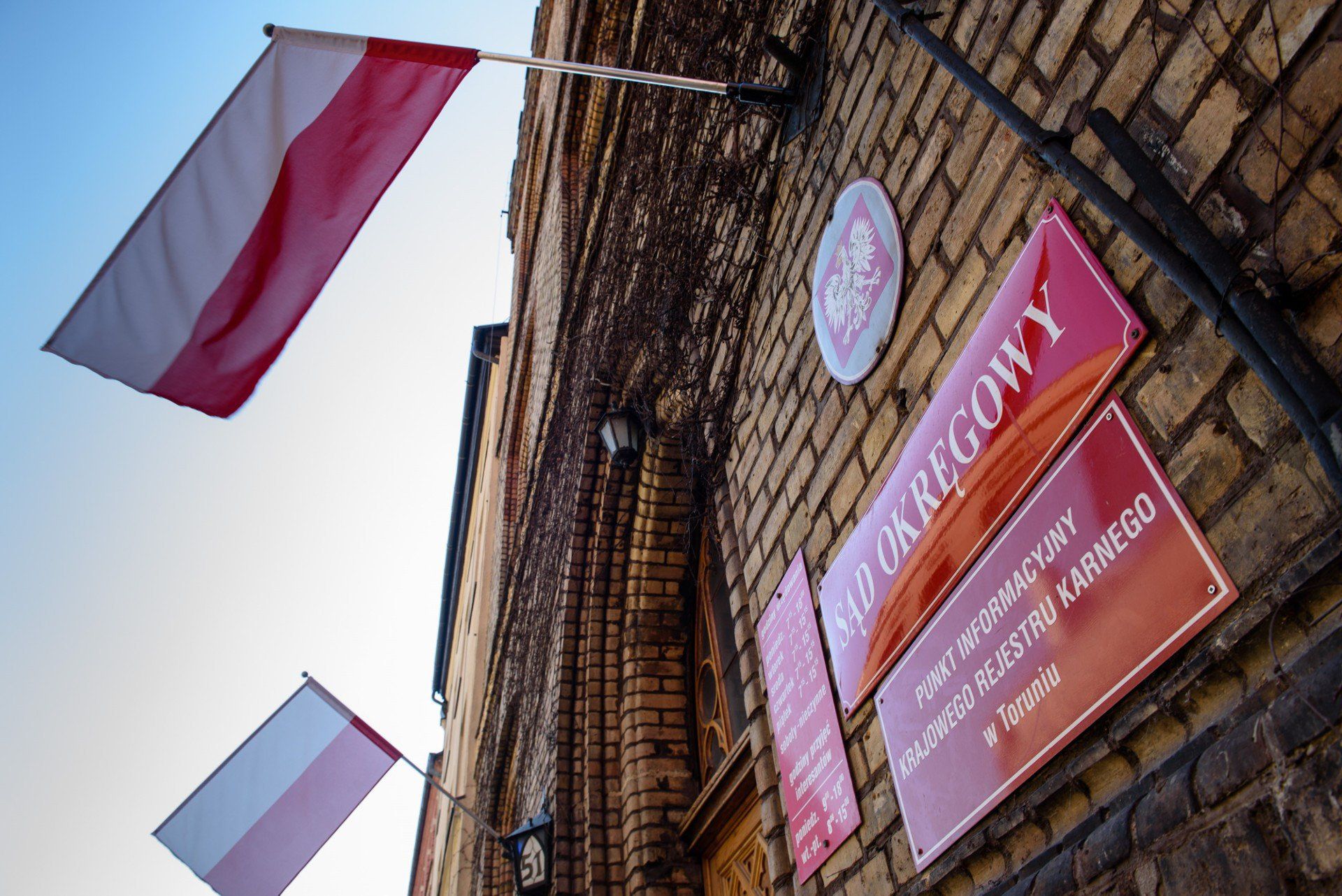 Kamil I., były już przedstawiciel firmy fotowoltaicznej &#34;ZERS&#34; 6 października usłyszał wyrok w Sądzie Okręgowym w Toruniu. Za oszustwa skazany został na 1,5 bezwzględnego więzienia. Ma też oddać przywłaszczone pieniądze.