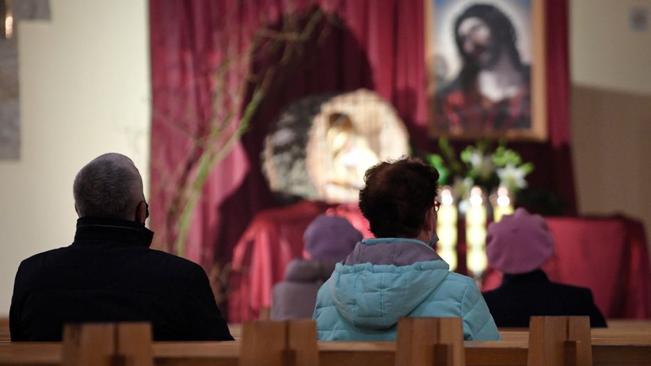Przemyśl, 01.04.2021. Adoracja Najświętszego Sakramentu w tzw. ciemnicy w Wielki Czwartek w kościele pod wezwaniem Matki Bożej Królowej Polski w Przemyślu, 1 bm. Najświętszy Sakrament będzie tam przechowywany do wieczornych uroczystości Wielkiego Piątku. (aldg) PAP/Darek Delmanowicz