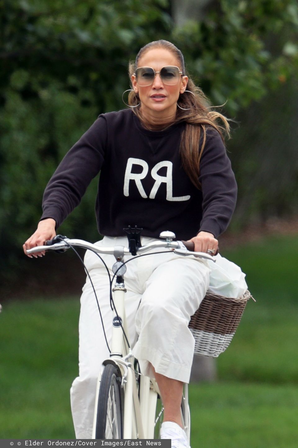 Jennifer Lopez na przejażdżce rowerowej z przyjaciółmi
