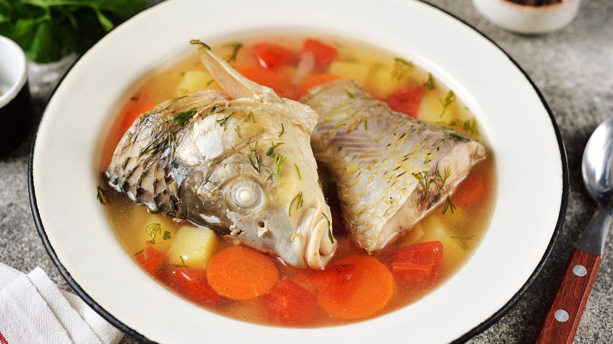 Zupa rybna na głowach karpia jest esencjonalna i pyszna