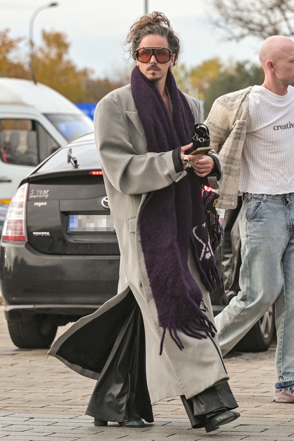 Michał Szpak w "kopytach" lansuje się na mieście 