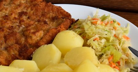 To najlepsza surówka do schabowego. Oklepany colesław może się przy niej schować