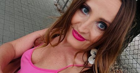 Wskoczyła w króciutki top. "Petarda, ogień"
