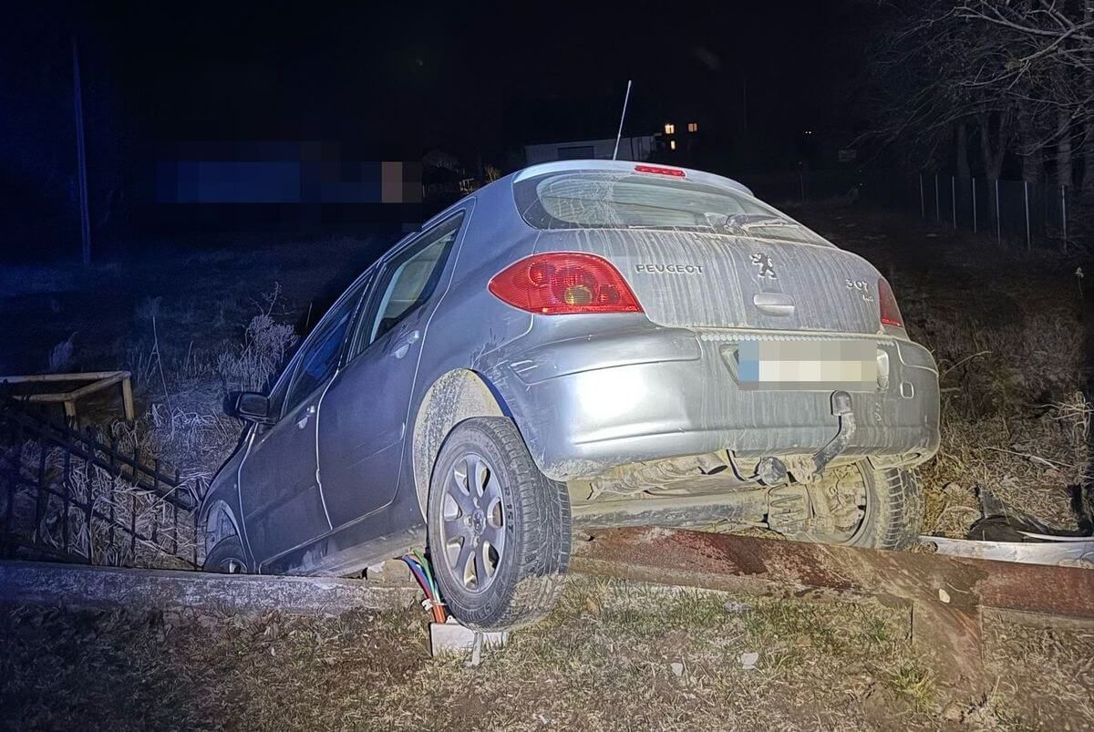Pijany kierowca wjechał w ogrodzenie kapliczki