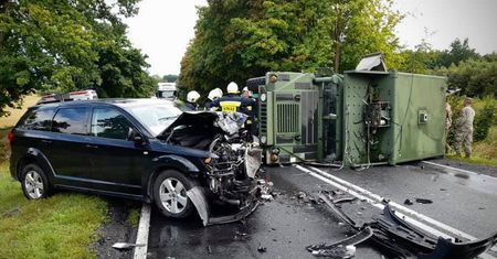 Zderzenie auta z pojazdem wojsk amerykańskich. Ranne małe dzieci