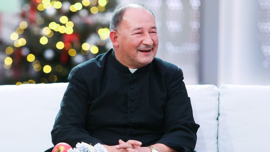 Ks. Koplewski o chodzeniu po kolędzie: Parafianki mnie przekarmiają