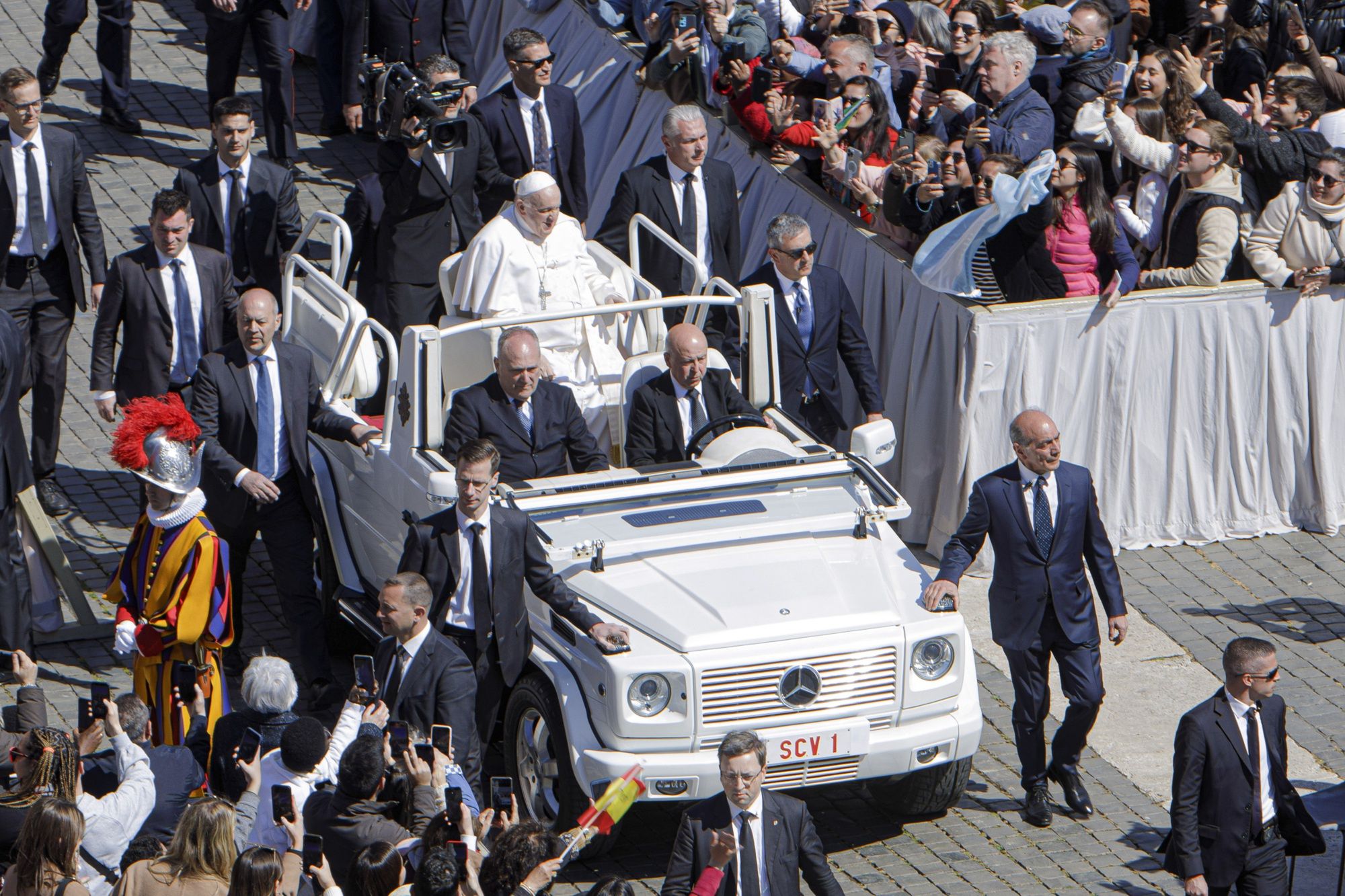Papież Franciszek poruszał się elektrycznym papamobile