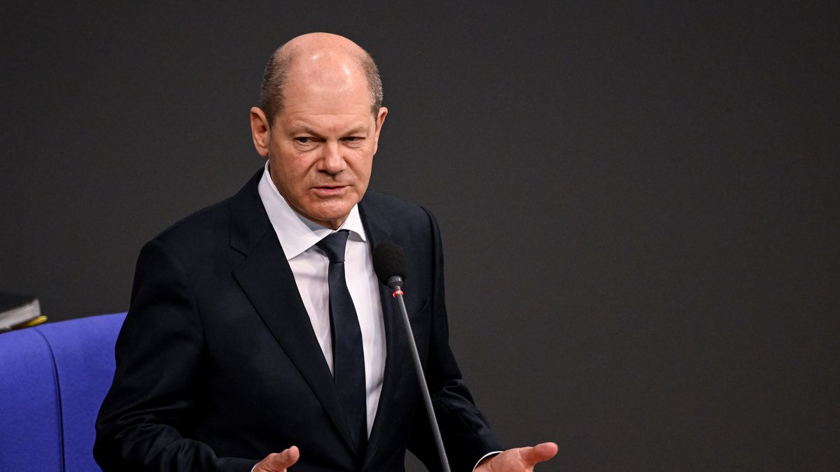 German Chancellor Olaf Scholz speaks during a session of the German Bundestag in Berlin, Germany, 06 April 2022. The German government takes questions from deputies in an one-hour government questioning in the parliamentary question session. EPA/FILIP SINGER Dostawca: PAP/EPA.