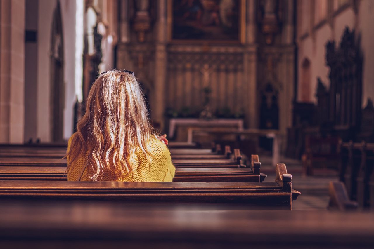 "Wierzę w Boga, a nie w księży". Polki mówią, dlaczego przestały chodzić do kościoła