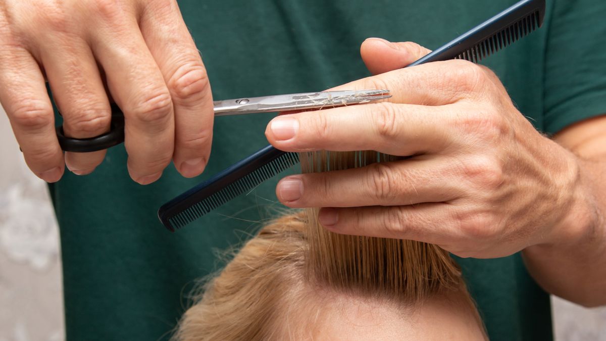 Francuska grzywka cechuje się lekką niedbałością i nonszalancją