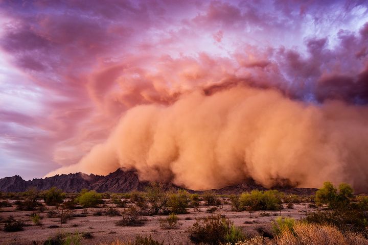Burza piaskowa to gwałtowne zjawisko pogodowe, zwykle trwające kilka minut, mogące powodować duże zniszczenia