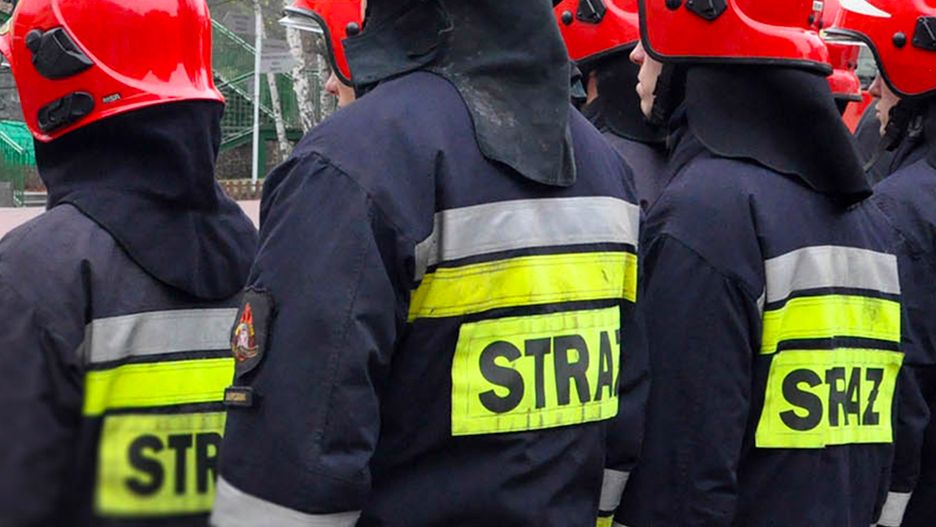 Warszawa. Strażacy zneutralizowali wyciek gazu z gazociągu na Targówku. Kurtyny wodne zabezpieczyły miejsce awarii do czasu przyjazdu pogotowia gazowego, które dokonało naprawy rury 
