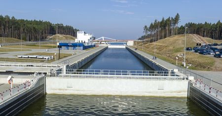 Naprawili po czterech miesiącach śluzę przekopu. Prace wciąż trwają