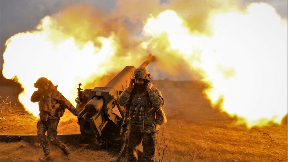 Ukraina - arch 2
Ukrainian servicemen fire with a D-30 howitzer at Russian positions near Bakhmut, eastern Ukraine, on March 21, 2023, amid the Russian invasion of Ukraine. (Photo by Sergey SHESTAK / AFP)
SERGEY SHESTAK