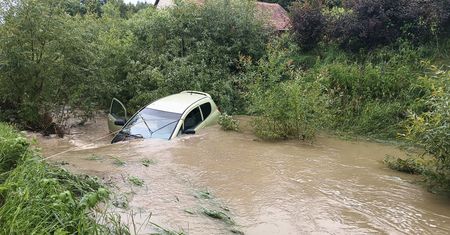 Rzeka porwała samochód. Śmierć kierowcy na Podkarpaciu