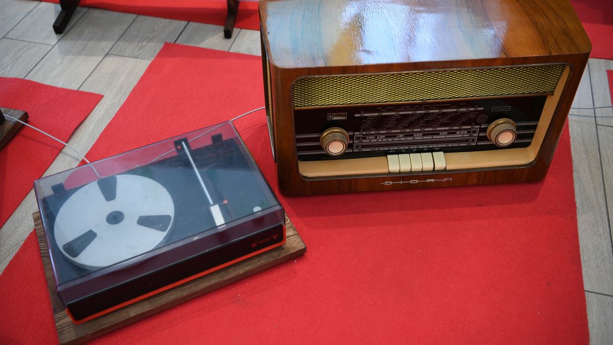 radio Diora z czas�w PRL
Krosno, 20.01.2022. Radio Diora zaprezentowane na wystawie kultowych przedmiot�w z czas�w PRL w Centrum Handlowym VIVO! Krosno, 20 bm. (aldg) PAP/Darek Delmanowicz
Darek Delmanowicz
centrum handlowe, ekspozycja, ekspozycji, kultowe, polskiej republiki ludowej, PRL, przedmiot�w, przedmioty, radio Diora, VIVO! Krosno, wystawa, wystawy