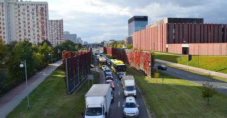 Piotrków Trybunalski: Utrudnienia na A1 w kierunku Katowic. Z ciężarówki wypadł źle zabezpieczony ładunek