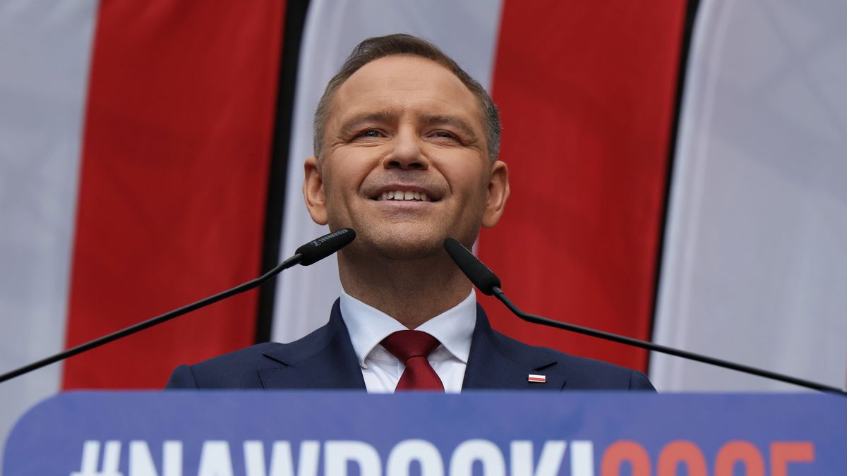 Warszawa, 25.05.2025. Wybory prezydenta RP - kampania przed II turą. "Wielki Marsz za Polską", 25 bm. zwolenników kandydata Komitetu Obywatelskiego w wyborach prezydenckich, popieranego przez PiS prezesa IPN Karola Nawrockiego w II turze wyborów na fotel prezydenta RP. Jego trasa wiodła z ronda gen. de Gaulla na plac Zamkowy. Przemawia Karol Nawrocki. (amb) PAP/Paweł Supernak