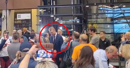 Przyszedł na spotkanie z Tuskiem. Pracownik TVP pożałował