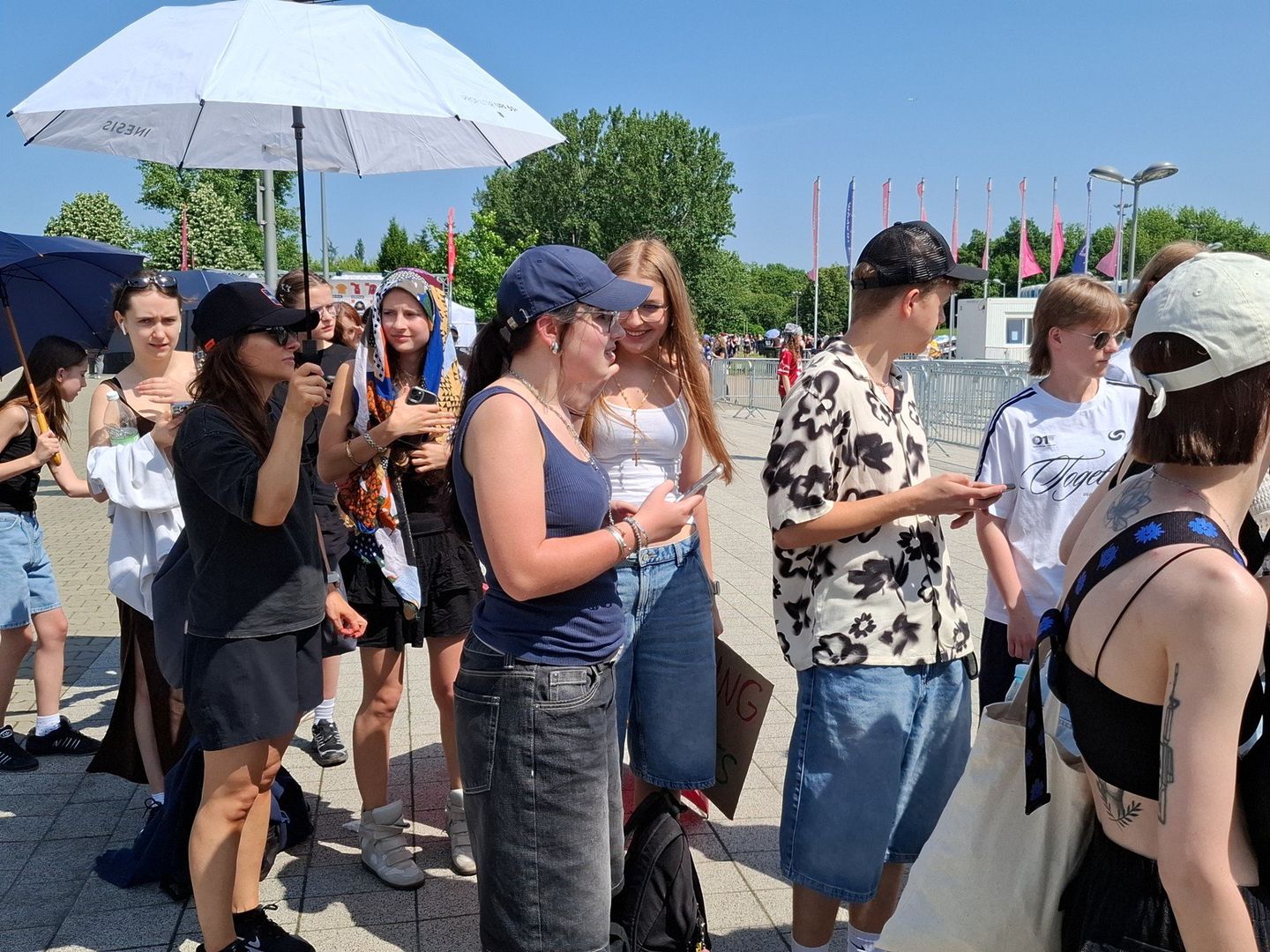 Fani Billie Eilish w oczekiwaniu na koncert w Tauron Arenie