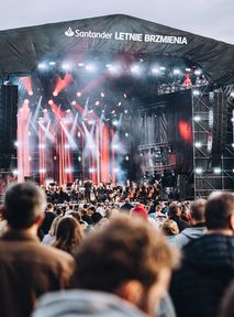 Do 160 zł na muzyczne streamy i 5 proc. zniżki w strefach gastro. Festiwalowa akcja od Santander Bank Polska.