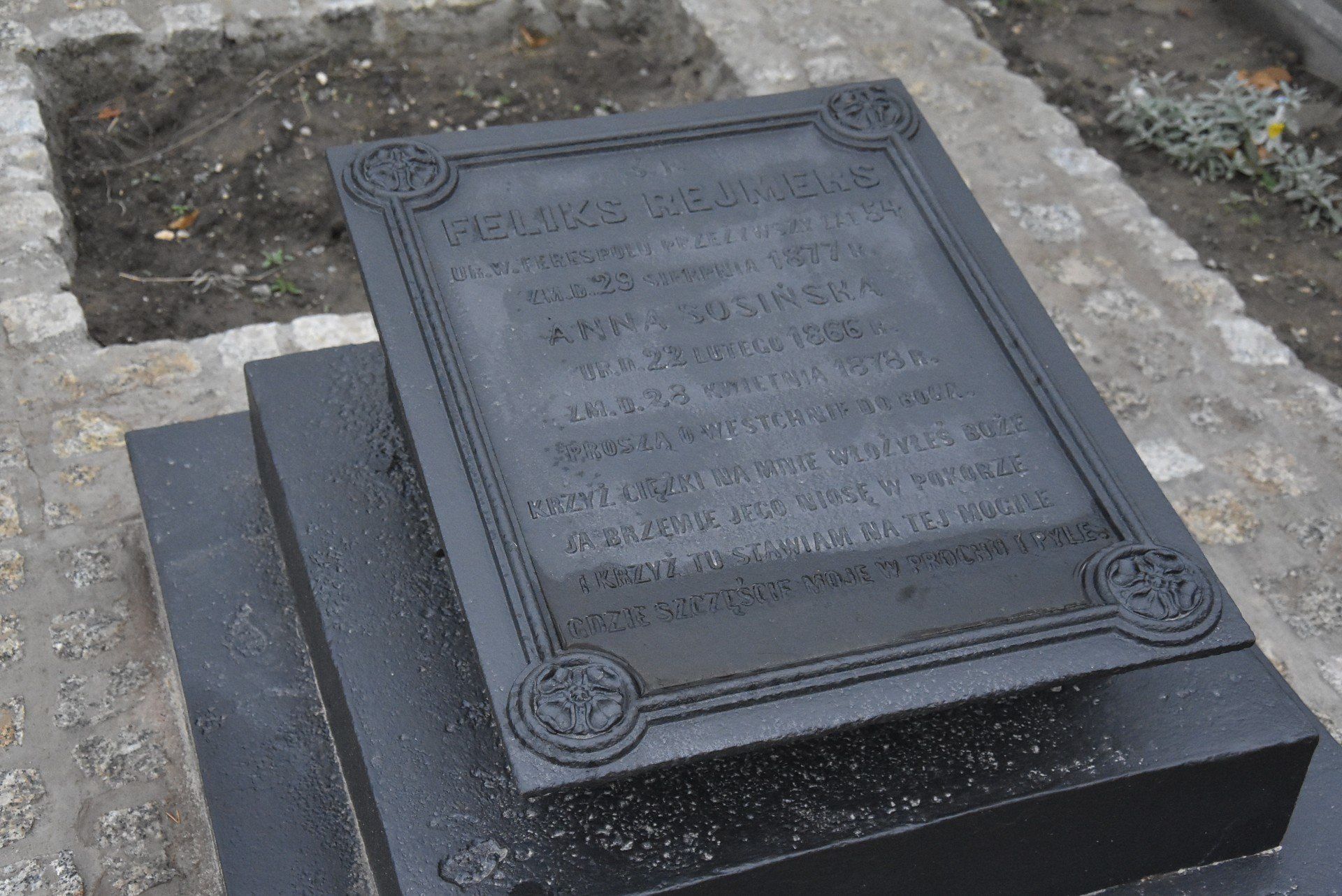 Odnowiony grób Feliksa Rejmersa czeka jeszcze nas ogrodzenie