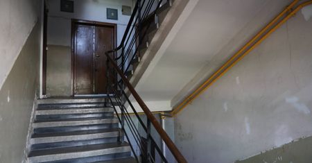 Zaczyna się od złapania za klamkę. Nachodzą mieszkania Polaków