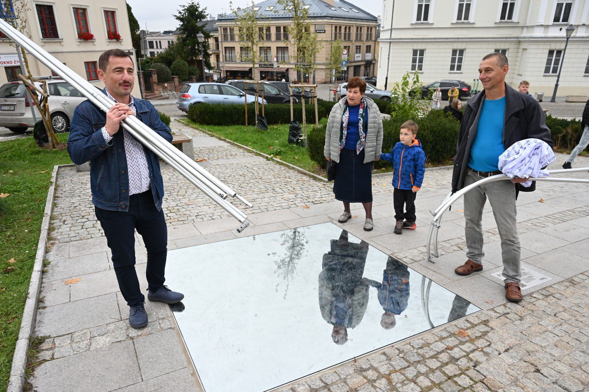 Nie ma praktycznie momentu, by lustra nie odwiedzała grupa lub pojedyncze osoby