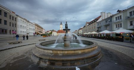 Pogoda w Białymstoku. Prognoza na wtorek 11 listopada 2025. Duże chmury, lokalne mgły i słaby deszcz