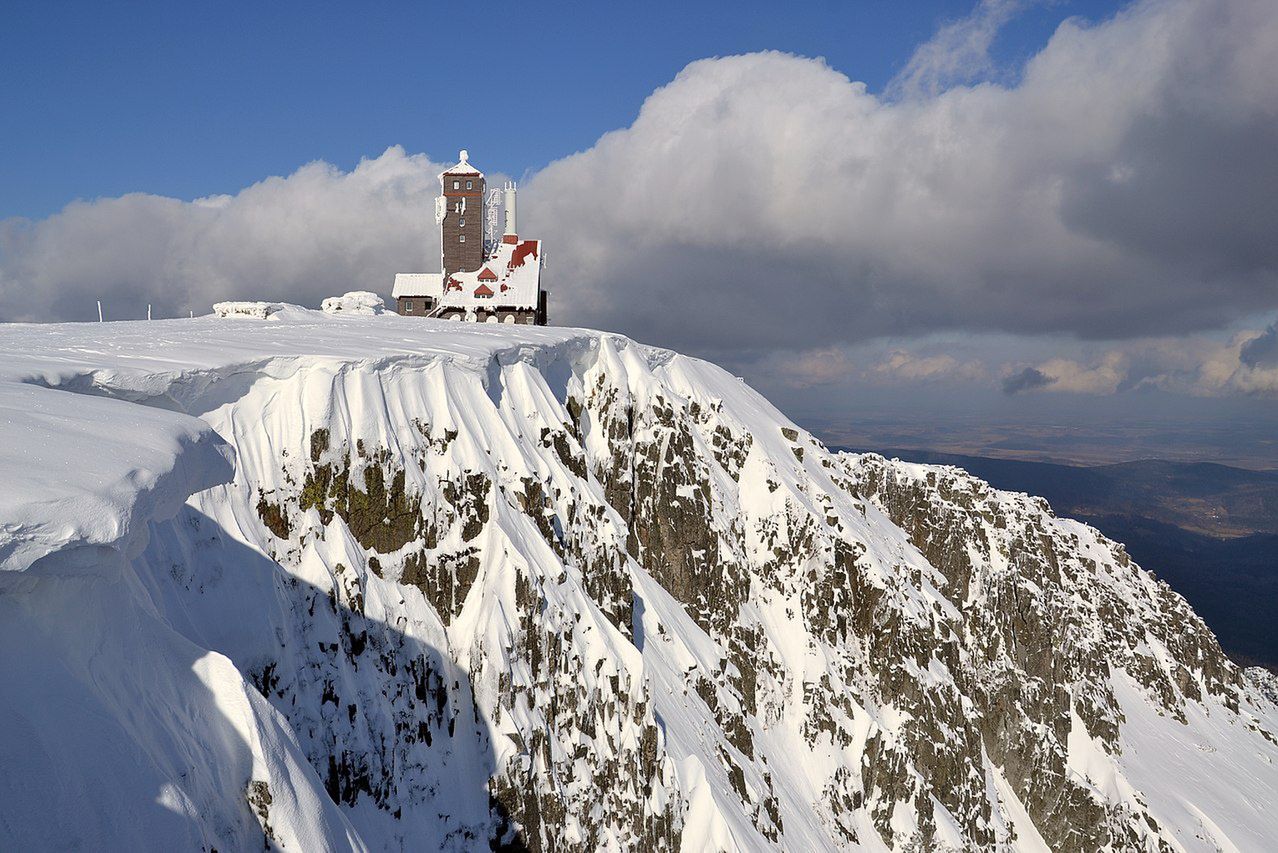 Karkonosze. W Śnieżnych Kotłach nadal leży śnieg. O tej porze roku, gdy przyświeca już wiosenne słońce i temperatura rośnie, robi się niebezpiecznie. Lawiny mogą spadać w każdej chwili